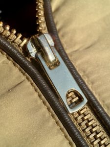 Reißverschluss an einer Jacke